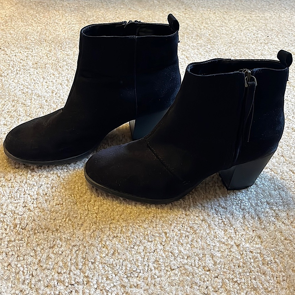 Old Navy black booties - Size 8